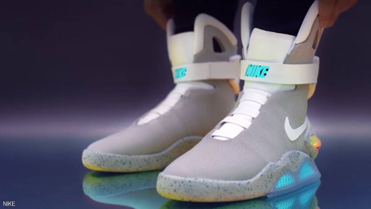 بالصورة: لأول مرة.. بيع حذاء "ذكي" يربط نفسه بنفسه