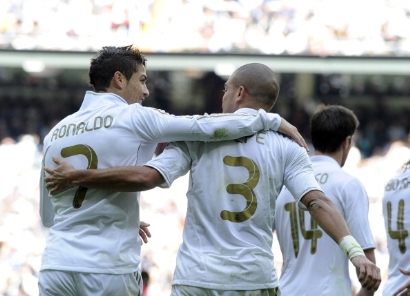 (رونالدو) يؤمن الصدارة لريال مدريد بفوز ساحق على أوساسونا 7-1