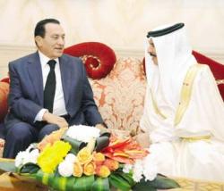 صحيفة مصرية: عاهل البحرين التقى مبارك بمحبسه لمدة 30 دقيقة وتعهد بدفع نفقات علاجه