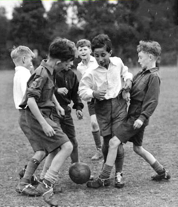 صورة ارشيفية لملك العراق وهو يلعب كرة القدم