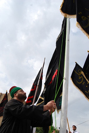 رفع الراية الحسينية في جامعة كربلاء إيذاناً لعاشوراء