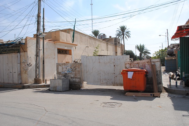 اغلاق تام بالكونكريت لشوارع وسط كربلاء منذ عشر سنوات واهالي المنطقة يتذمرون ويطالبون بفتح الشوارع؟!!(مصور)