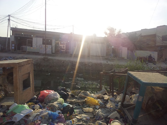 اهالي منطقة الجاير يدعون محافظ كربلاء الى زيارة منطقتهم لحل مشكلة الروائح وتراكم النفايات في المبزل(مصور)