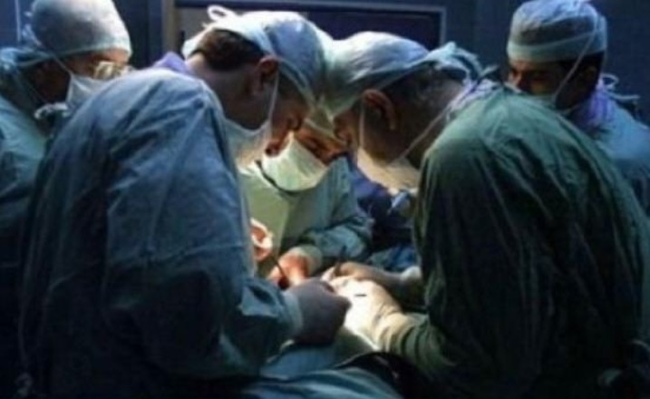 استخراج سمكة حية من امعاء رجل...