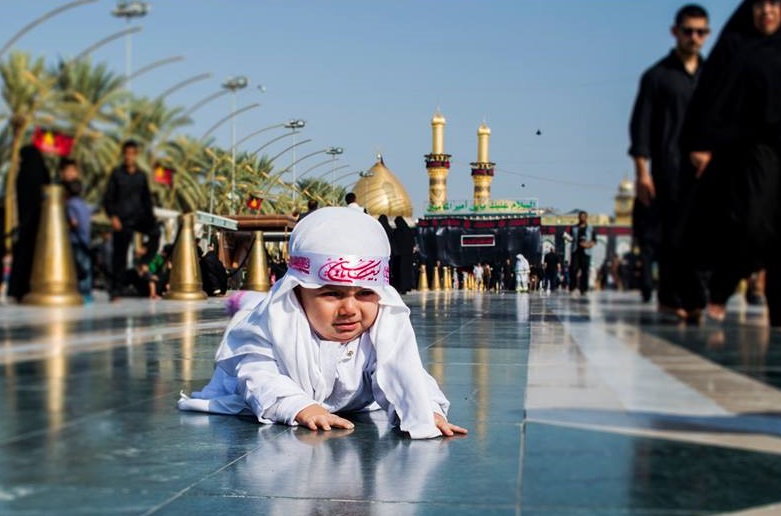 شاهد بالصور كيف يبكي الاطفال الامام الحسين في كربلاء