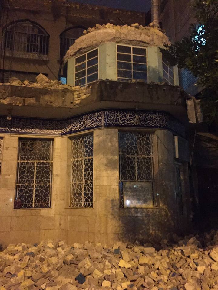 بالصور:غزارة الامطار في كربلاء تُسقِط قبة احد المراقد وسط المدينة