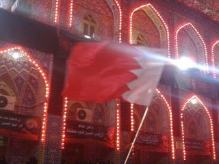 المعزون بكربلاء يتضامنون مع الانتفاضة البحرينية ويرفعون علم البحرين في عاشوراء