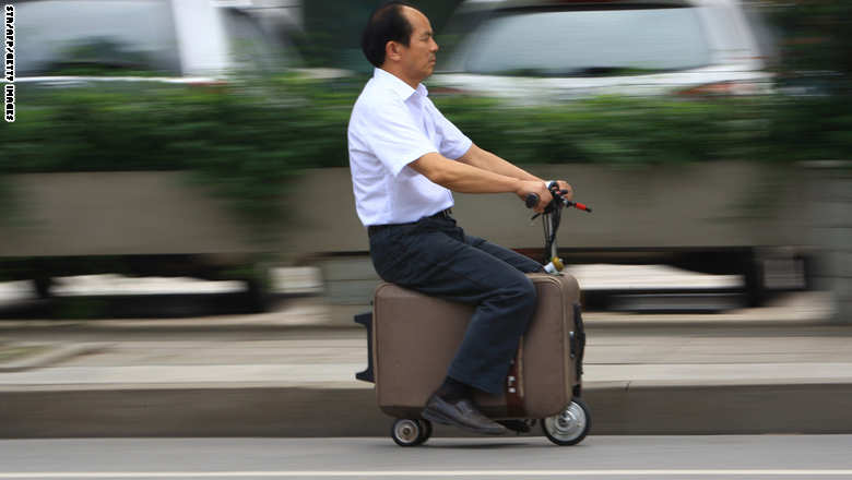 مزارع صيني يخترع دراجة موصولة بحقيبة للسفر