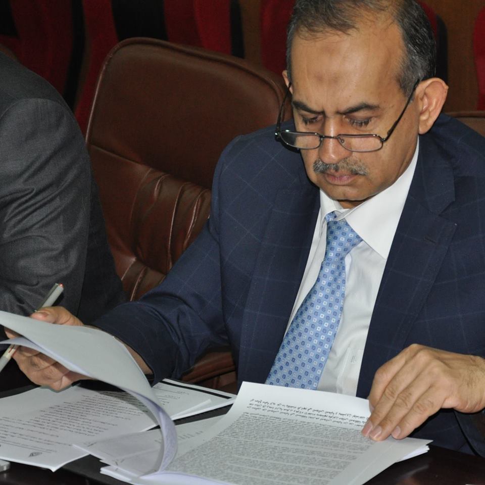 الحكومة تعجز عن تسديد رواتب الموظفين لشهرين من العام المقبل