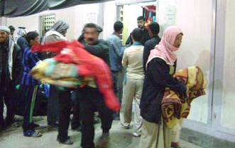 العتبة الحسينية توزع (76000) بطانية و(1500) سجادة على المواكب وزائري الإمام الحسين (عليه السلام)