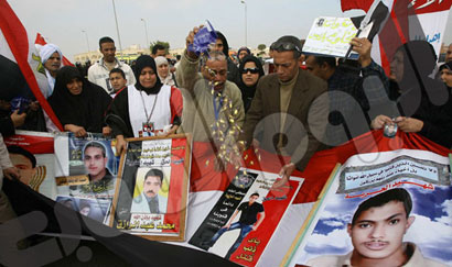 أسر شهداء مصر يهددون بإعدام مبارك بأيديهم