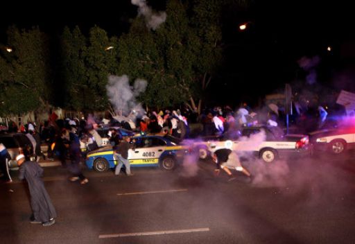 تفريق مظاهرة للمعارضة في الكويت بالغاز المسيل للدموع والقنابل الصوتية