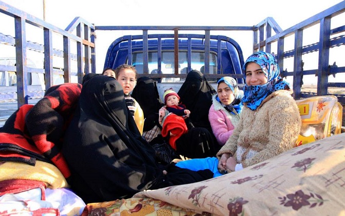 صور للعوائل الفلوجية والانبارية الهاربة من المعارك الى كربلاء