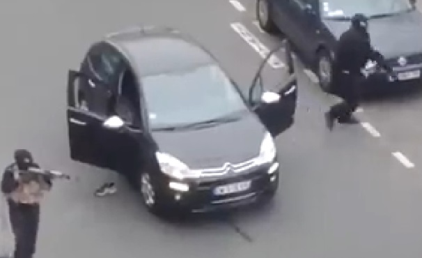 شاهد بالفيديو لحظة اطلاق النار على شرطي في مركز العاصمة الفرنسية باريس