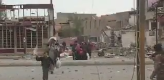 بالفيديو: الجنود العراقيون يتسابقون بين الأزقة تحت خطر نيران القناصة لإنقاذ العوائل البريئة في الرمادي