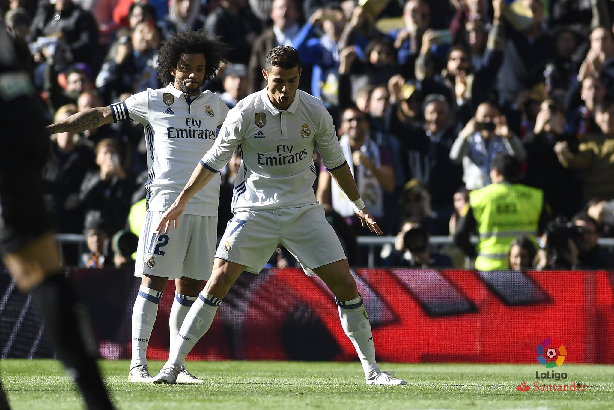 بالصور: ريال مدريد يكتسح غرناطة ويعادل رقم برشلونة "التاريخي"