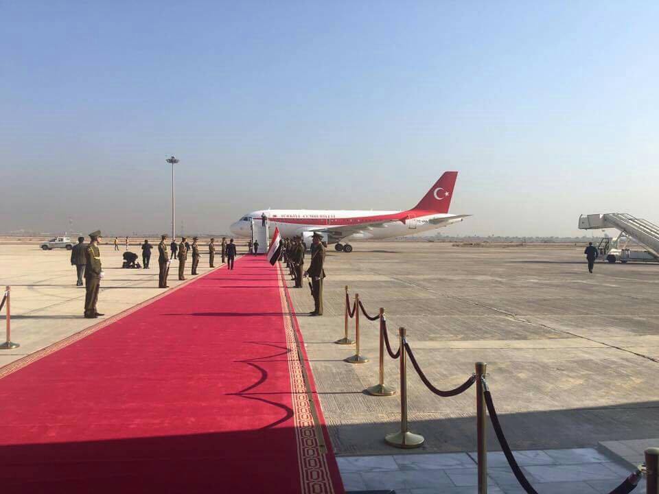 عاجل :رئيس الوزراء التركي يصل الان الى بغداد