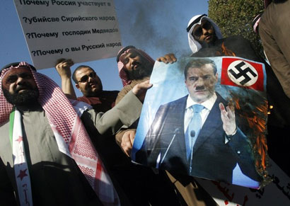 نائب سلفي كويتي يحرق صورة الرئيس الروسي لاستخدام بلاده الفيتو بشان القضية السورية