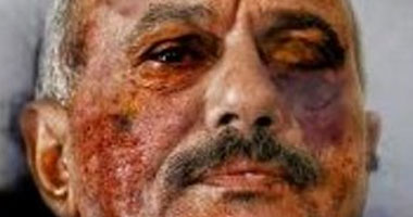 متظاهر يرمي حذاءه باتجاه علي عبد الله صالح في نيويورك