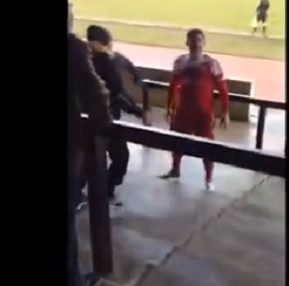 لاعب انجليزي يصعد المدرجات لضرب مشجع+صورة