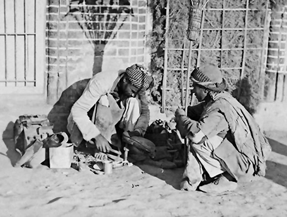 صورة ارشيفية نادرة جدا لاسكافي عراقي في بغداد عام 1925