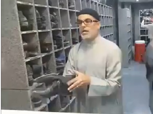 بالصور:الملة نزار القطري يخدم زوار الامام الحسين في احدى كيشوانيات الحرم الحسيني بكربلاء