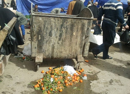 تشويه شارع حيوي في كربلاء بحاويات مستهلكة وسط غياب الرقابة الحكومية عليه (مصور)