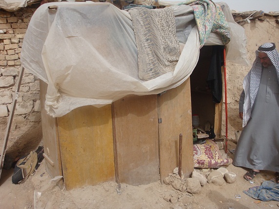 كربلاء:أمراة كبيرة بالسن واحفادها فاقدي الابوين يسكنون في دولاب ملابس (مصور)