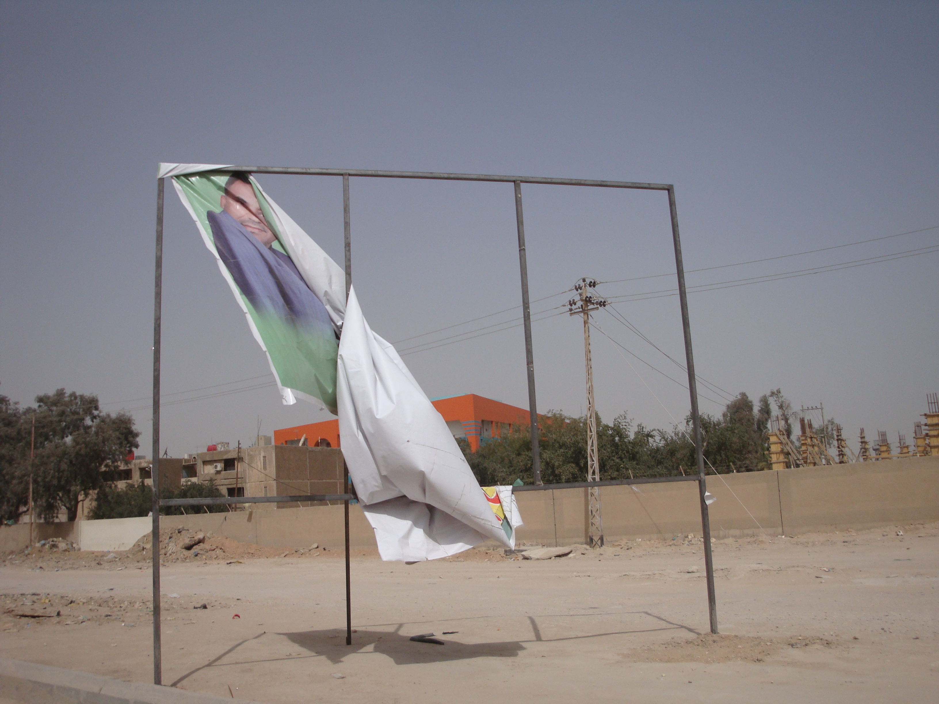 صور مرشحي القوائم الانتخابية في كربلاء لم تصمد امام هبوب عاصفة ترابية (مصور)