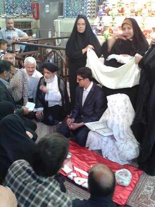 كربلاء:شاب وشابة من جمهورية ايران الاسلامية يعقدون عقرانهم في الصحن الحسيني(مصور)