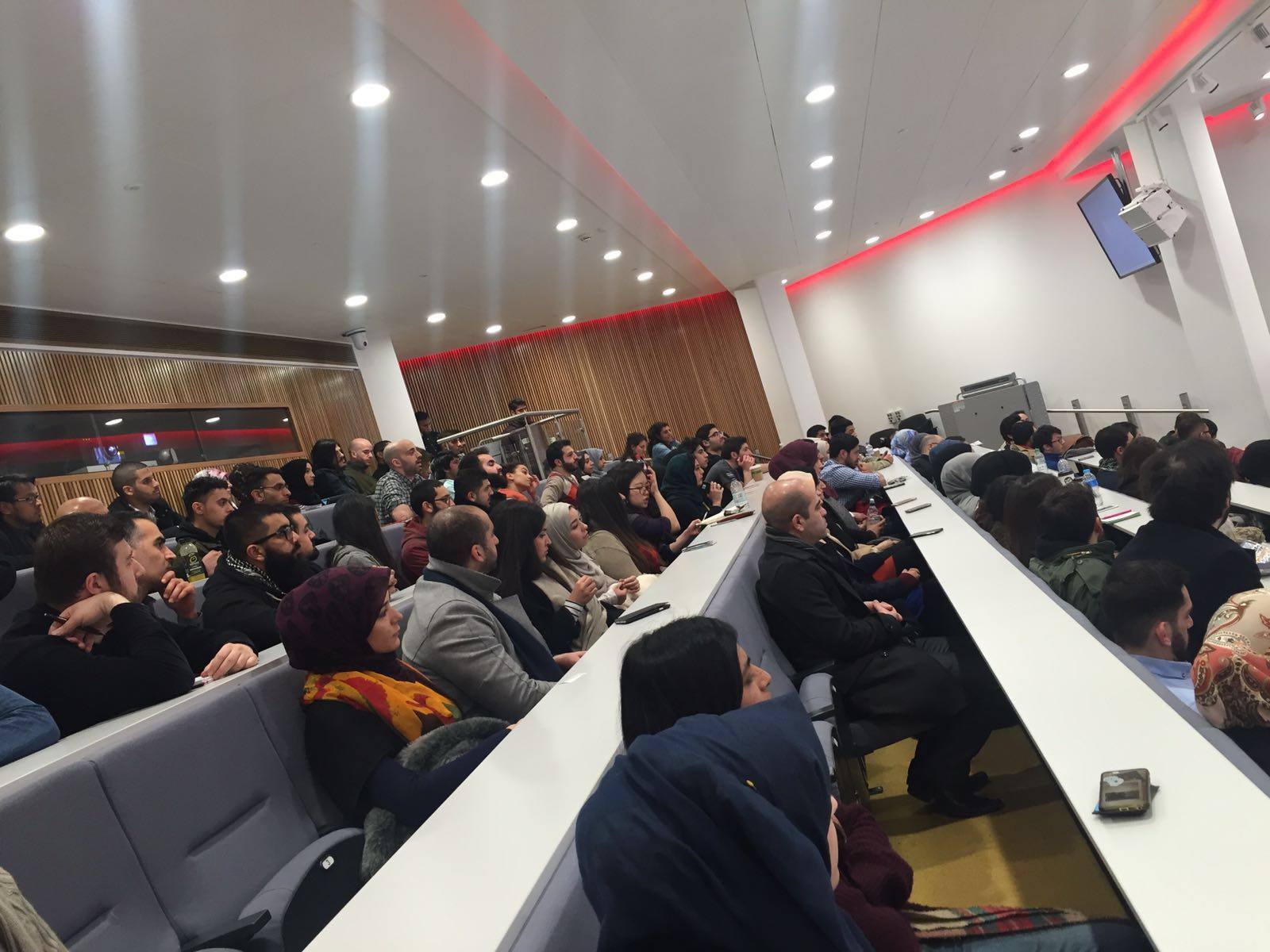 جامعة بريطانية تناقش أسس بناء الهوية الشيعية في الغرب