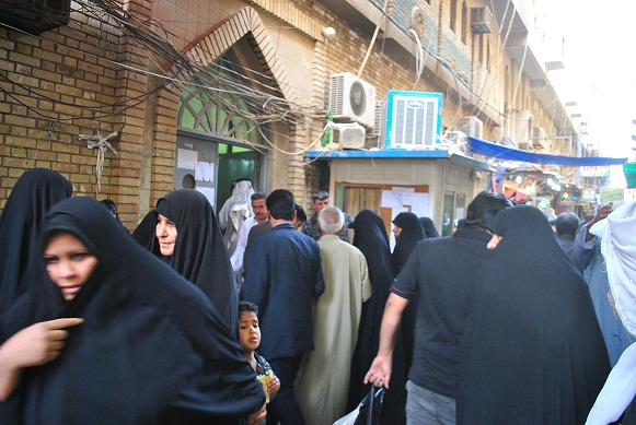 تاجيل تسليم رواتب المتقاعدين في كربلاء لما بعد الانتخابات والمتقاعدون يتهمون المصارف بالتواطئ مع المكاتب الاهلية (مصور)