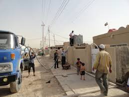 توزيع مياه الشرب على الاهالي بواسطة تناكر ماء في احياء كربلاء بسبب الجفاف