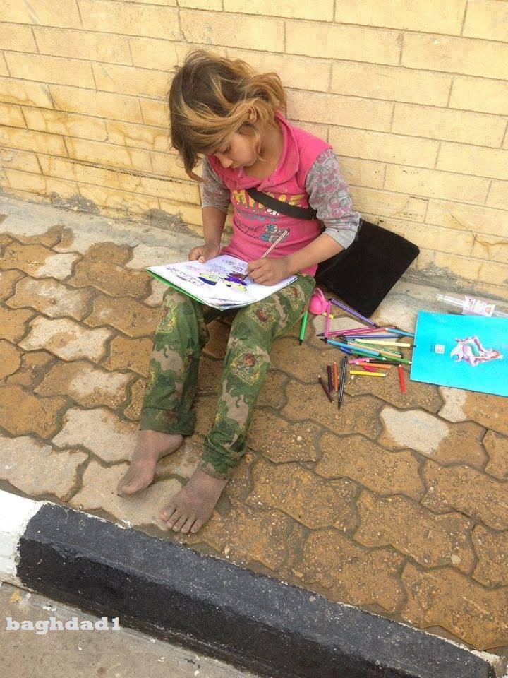 بالصور :طفلة عراقية تفترش رصيف المركز الثقافي البغدادي وتمارس هوايتها في الرسم !