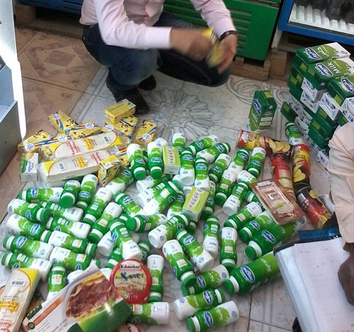 الرقابة الصحية في كربلاء تتلف أكثر من 1300كغم من المواد الغذائية و 113 ألف لتر من المواد السائلة(مصور)