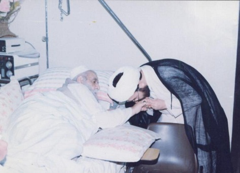 صورة ارشيفية للمرجع  الخوئي وهو يرقد في مشفاه اواخر ايام حياته