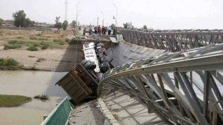 بالصورة: حمولة شاحنة تؤدي الى انهيار جسر استراتيجي بديالى