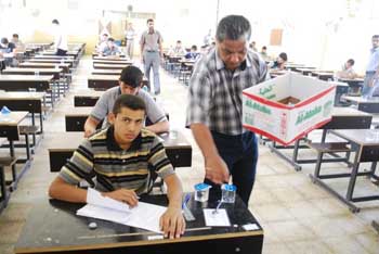 العتبة العلوية المقدسة تقدم 12 الف كارتون ماء لطلاب الصفوف المنتهية