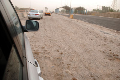 كثرة المطبات عند مدخل كربلاء الشمالي تتسبب في معاناة الداخلين والخارجين من المحافظة(مصور)
