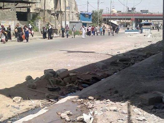 بالصورة :داعش تتخذ العوائل كدروع بشرية في الموصل ونزوح بشري من حي 17 تموز