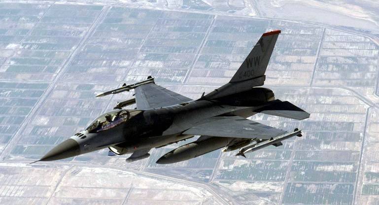 شاهد كيف تحلق طائرة اف -16 اميركية فوق بغداد
