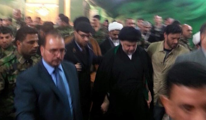 السيد الصدر يزور مرقد الامام الحسين في كربلاء