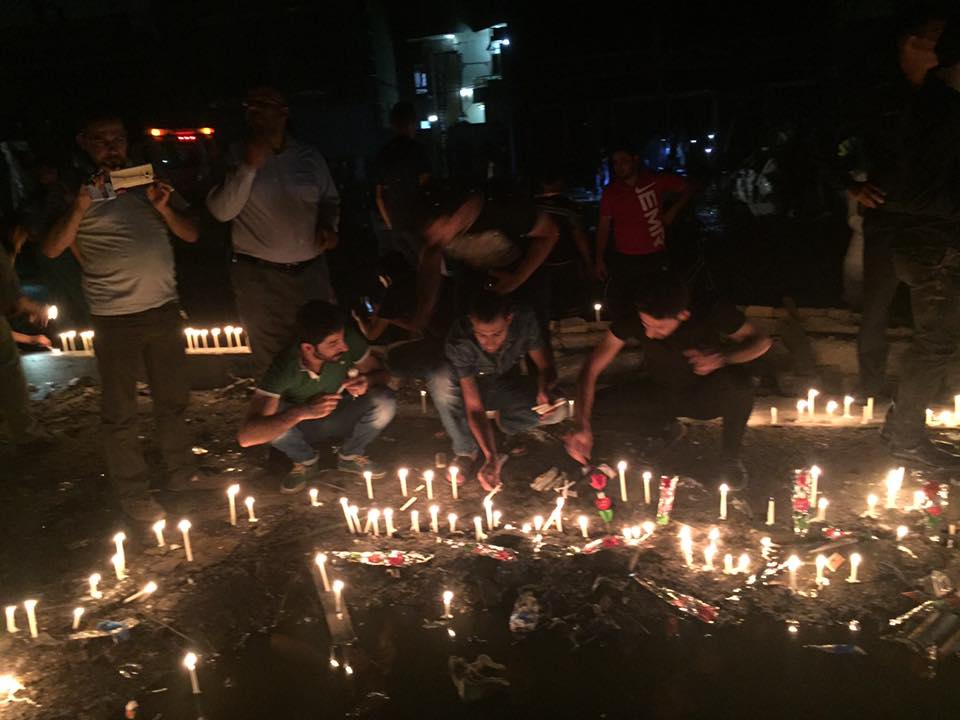 بالصور:كربلائيون يوقدون شموعا في موقع التفجير الارهابي ويحملون الحكومة المحلية مسؤولية الخرق