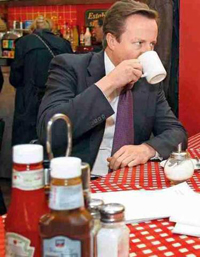 نادلة توبخ رئيس وزراء بريطانيا لمحاولته تجاوز الطابور لطلب قهوة