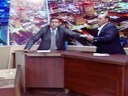 نائب أردني يشهر السلاح في وجه خصمه على الهواء