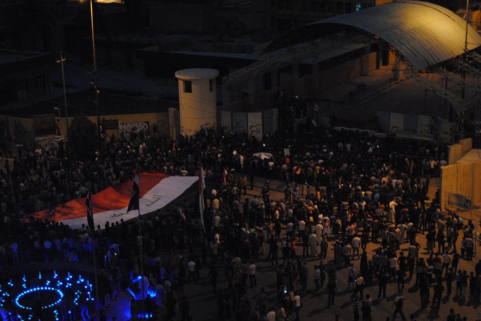 متظاهرون يقتحمون بوابة مبنى محافظة كربلاء والشرطة ترد بالغاز المسيل للدموع (مصور)