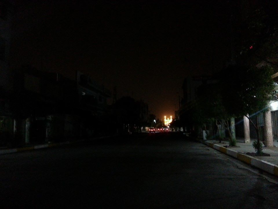 شاهد بالصورة شارع العباس وسط كربلاء بلا كهرباء وينيره قمر العشيرة؟!