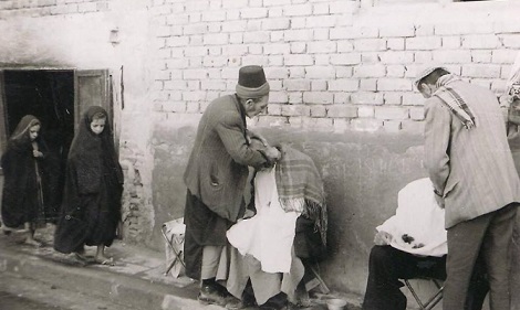 صورة ارشيفية لحلاقي الارصفة في العراق بداية الستينات من القرن الماضي