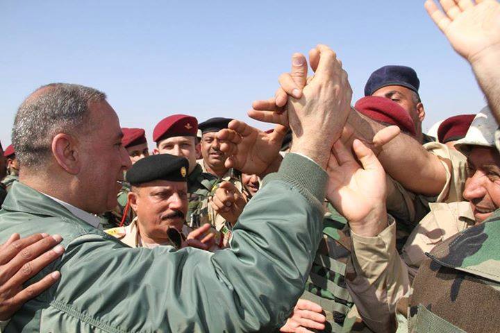 وزير الدفاع يواصل جولته التفقدية بعد تعرضه لمحاولة اغتيال شمال تكريت