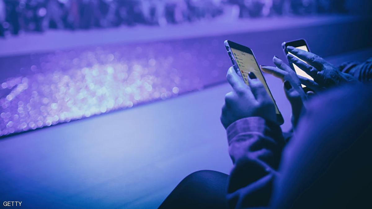 هاتف جديد من أبل.. وآيفون أحد "أسوأ الهواتف"